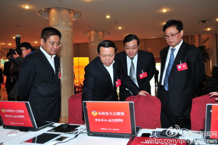 市政協(xié)主席王書(shū)堅(jiān)（左二)帶領(lǐng)有關(guān)部門(mén)到政協(xié)微博互動(dòng)區(qū)指導(dǎo)工作。