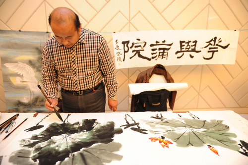 政協(xié)書(shū)畫(huà)筆會(huì)舉行 委員盡展才情贊青島