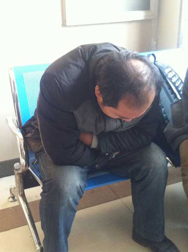 病房外，袁厲害的大兒子杜鵬很難過。央視網(wǎng)記者王在華攝