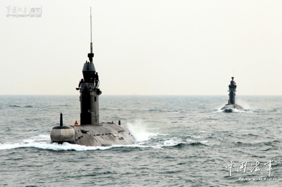 北海艦隊(duì)某潛艇支隊(duì)將多艘潛艇拉到陌生海域，組織潛潛、潛艦等近似實(shí)戰(zhàn)的對(duì)抗演練。