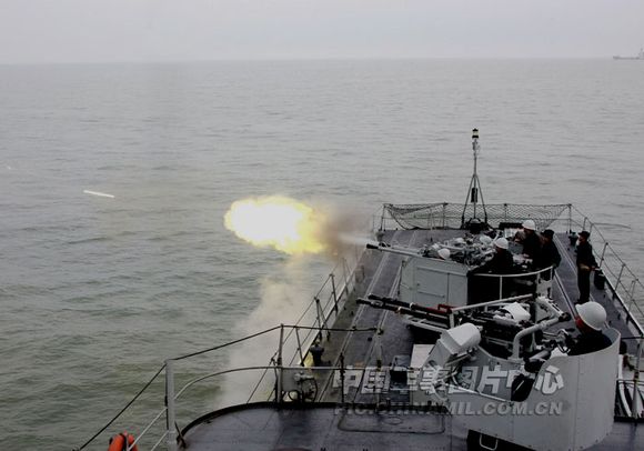 資料圖：中國海軍獵潛艇實(shí)射干擾彈。