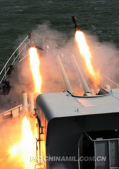 資料圖：中國海軍某驅(qū)支精確打擊“敵潛艇”。