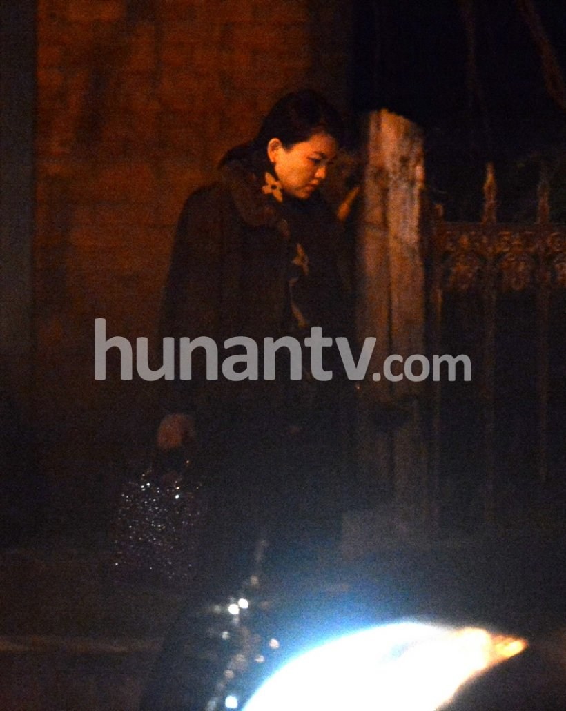 李湘穿皮草素顏做美甲 渾身奢侈品