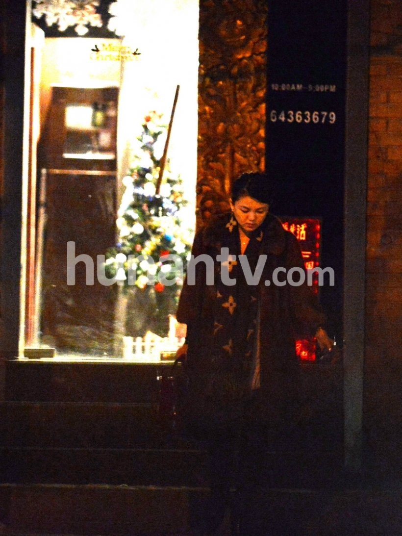 李湘穿皮草素顏做美甲 渾身奢侈品