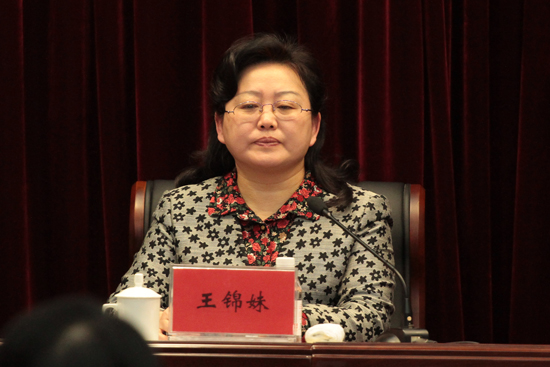   市政府糾風(fēng)辦主任、市監(jiān)察局局長王錦妹出席會議