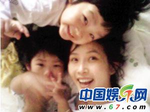 韓女星李孝利看望崔真實子女 給孩子們讀童話書