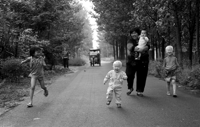 2011年9月7日，河南蘭考縣，袁厲害時常帶著孩子到寄養(yǎng)的人家里相互串門。圖/CFP