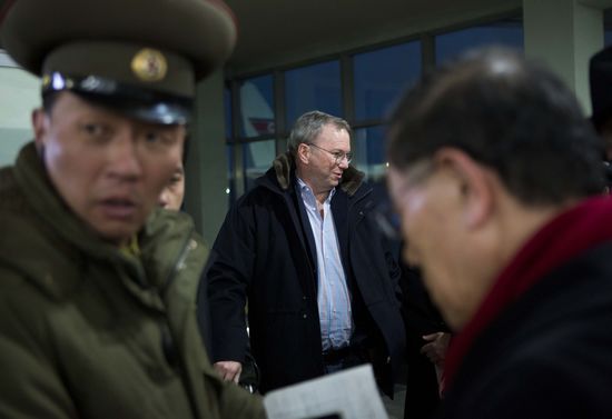 7日，谷歌董事會執(zhí)行主席埃里克·施密特（中）一行抵達朝鮮首都平壤。