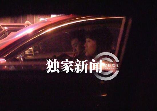 王學兵攜女友曖昧同歸