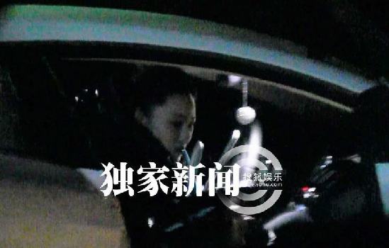 李晨駕豪車接張馨予 路邊吃烤串