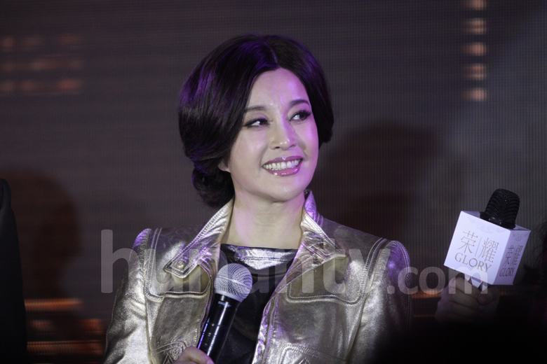 57歲劉曉慶短裙黑絲撈金秒進(jìn)百萬 女王氣息秒殺眾少女