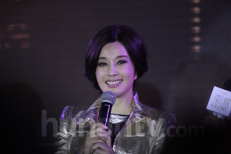 57歲劉曉慶短裙黑絲撈金秒進百萬 女王氣息秒殺眾少女