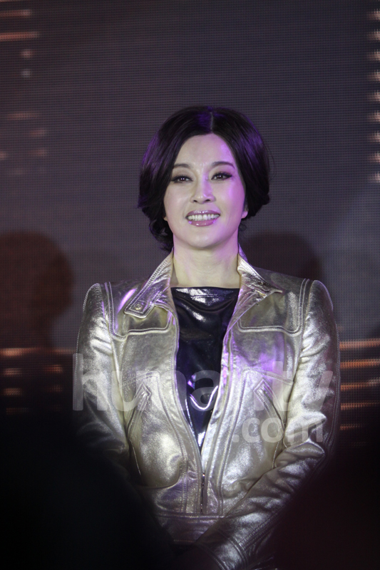 57歲劉曉慶短裙黑絲撈金秒進(jìn)百萬(wàn) 女王氣息秒殺眾少女