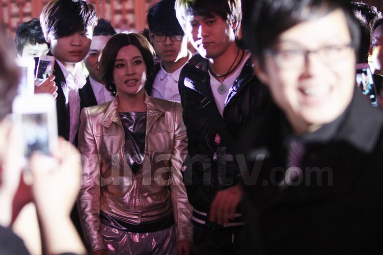 57歲劉曉慶短裙黑絲撈金秒進(jìn)百萬(wàn) 女王氣息秒殺眾少女