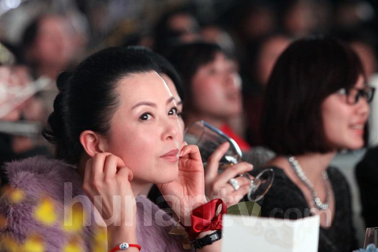 57歲劉曉慶短裙黑絲撈金秒進(jìn)百萬(wàn) 女王氣息秒殺眾少女