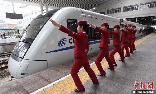 海西動(dòng)姐擺出“動(dòng)車style”，以良好的精神風(fēng)貌迎蛇年春運(yùn) 
