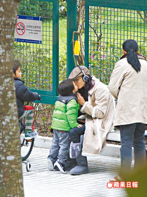 張柏芝熱吻兩愛(ài)子 小Q墊腳尖獻(xiàn)吻萌翻網(wǎng)友