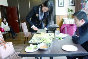 前來征婚的姑娘們先要接受四個評委對其形象、生活、慈善、情感4方面的考核。