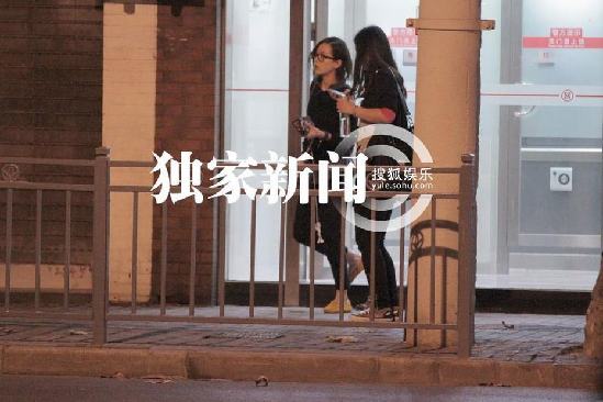 劉詩(shī)詩(shī)深夜街邊攤大閘蟹解饞 網(wǎng)友：粉絲送螃蟹最貼心