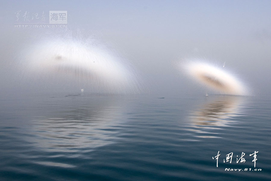 “青島”號導(dǎo)彈驅(qū)逐艦實彈射擊火力猛烈