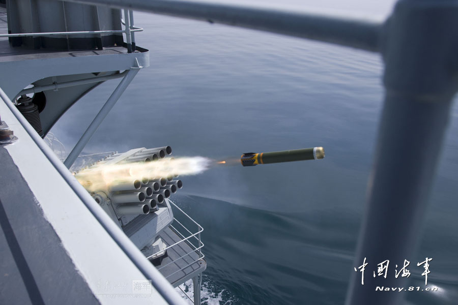 “青島”號導(dǎo)彈驅(qū)逐艦實彈射擊火力猛烈
