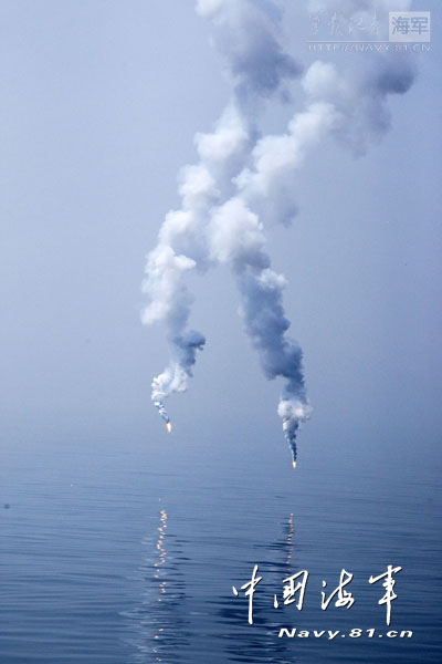 “青島”號導(dǎo)彈驅(qū)逐艦實彈射擊火力猛烈