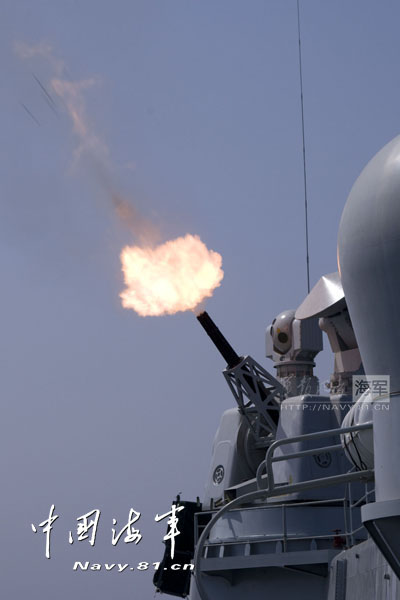 “青島”號導(dǎo)彈驅(qū)逐艦實彈射擊火力猛烈