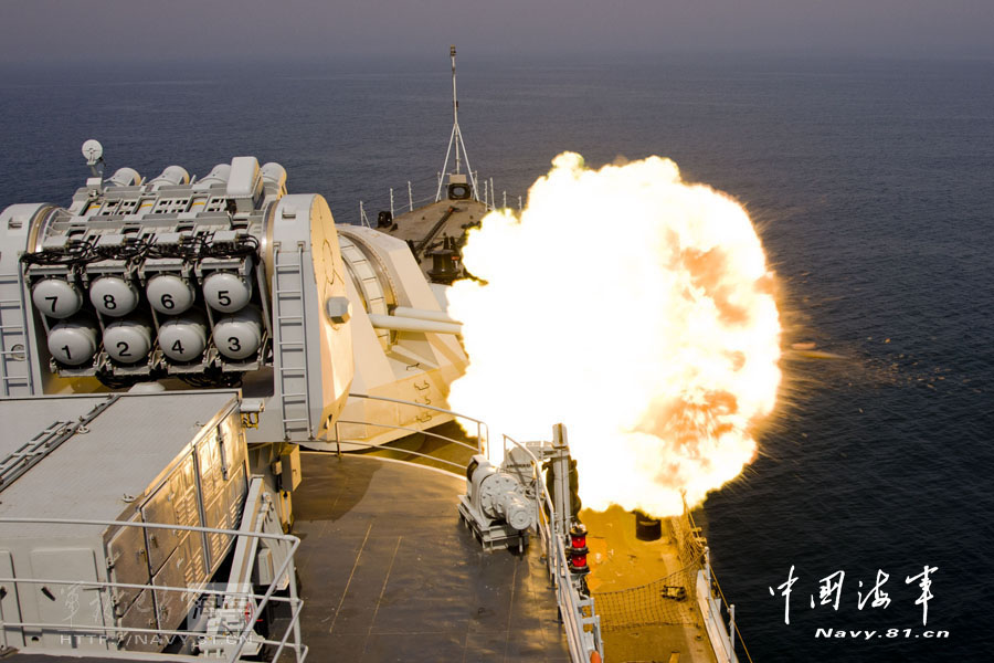 “青島”號導(dǎo)彈驅(qū)逐艦實彈射擊火力猛烈