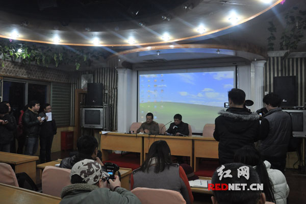 (長沙救助站負責人說明當晚情況。)