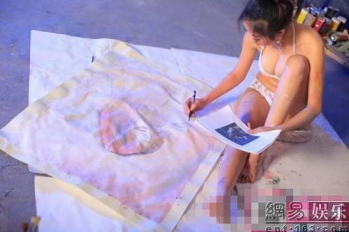 藝術(shù)系?；ù┍然嶙鳟?自稱為藝術(shù)裸身不搞色情