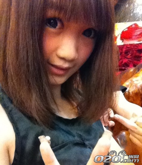 吳倩影的爸爸媽媽是做服裝生意的，平時(shí)穿得好一點(diǎn)。媽媽也喜歡“扮靚”，平時(shí)在學(xué)校的話，吳倩影還是很低調(diào)。