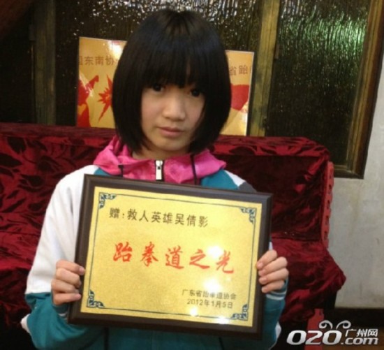 前晚8時(shí)許，在廣州市海珠區(qū)寶崗大道北的宏宇廣場(chǎng)，發(fā)生了驚險(xiǎn)一幕。一名女子先是朝空中撒錢，接著又拿出剪刀欲自殘。“美腿女俠”現(xiàn)身后，腳蹬高筒靴踢刀救自殺女子。(視頻截圖)