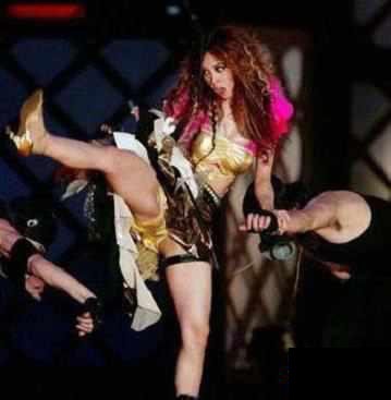 吳雨霏演唱會當(dāng)眾換裝 盤點明星大尺度演唱會