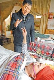 教師陪伴植物人妻子7年不離不棄 教師陪伴植物人妻子7年不離不棄