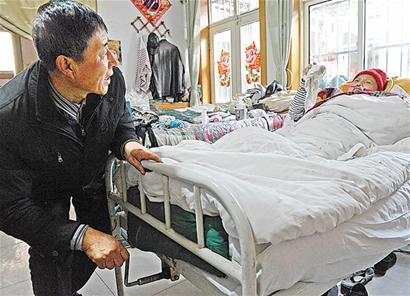 教師陪伴植物人妻子7年不離不棄 教師陪伴植物人妻子7年不離不棄