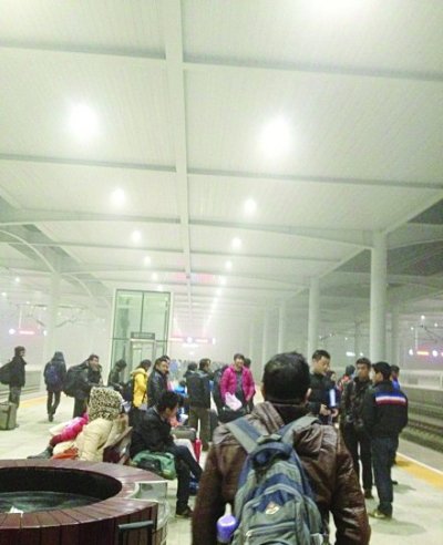 滯留在火車站的乘客。 網(wǎng)友柯先生供圖