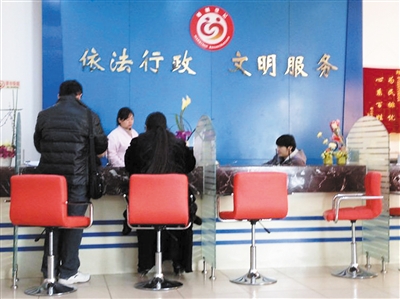 1月5日，某區(qū)民政局婚登處，裴莉和許昌赫領(lǐng)結(jié)婚證。
