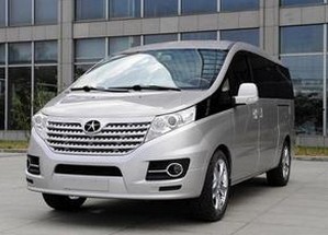 江淮商務車自動啟動撞上路人 回應需查明原因