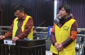 2012年12月10日，湖南衡陽市中級(jí)人民法院，顧湘陵（左）和妻子吳利君接受庭審。圖/通訊員李建輝