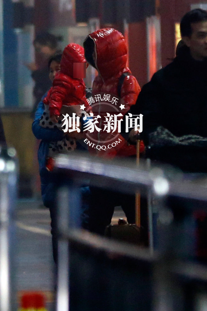 黃渤攜妻女抵京一家顯溫馨 打破婚變傳聞 