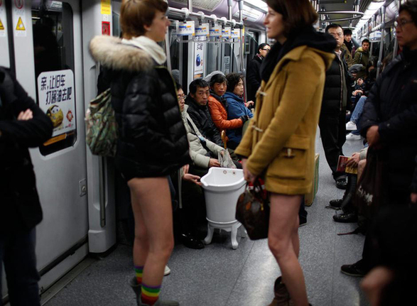 老外上海地鐵當眾脫褲子