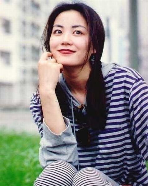 王菲16歲處女座唱片封面曝光 嬰兒肥甜美短發(fā)造型