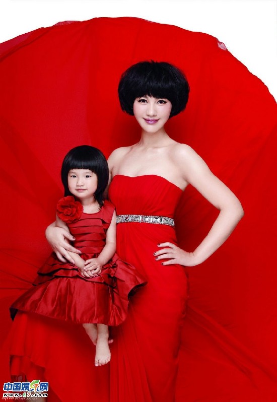 楊雪攜愛(ài)女登雜志封面