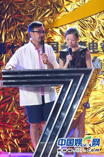 董卿臺(tái)下緊張背詞罕見(jiàn)工作照 看其全版素顏照