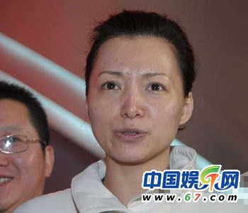 董卿臺(tái)下緊張背詞罕見工作照 看其全版素顏照