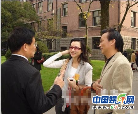 董卿臺(tái)下緊張背詞罕見工作照 看其全版素顏照