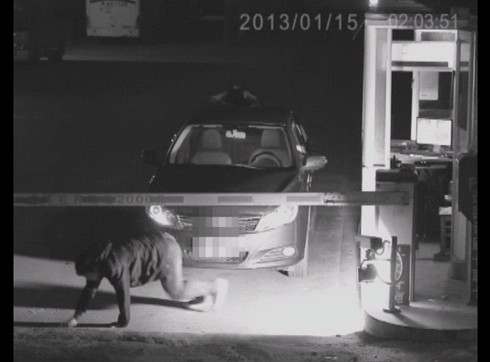 深夜無(wú)人駕駛車(chē)輛車(chē)頂驚現(xiàn)“女鬼”，嚇傻收費(fèi)員