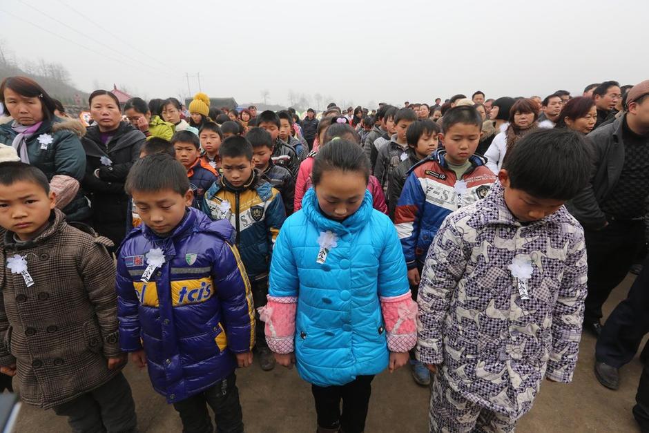 湖南十萬民眾悼念為保護(hù)學(xué)生殉職校長
