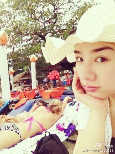 黃奕海灘曬太陽，身邊外國美女泄露所處海外