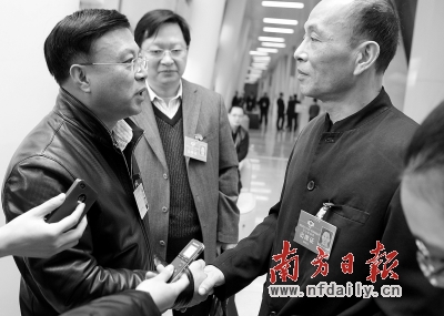廣州市人社局局長(zhǎng)（左）向廣州市政協(xié)委員韓志鵬（右）道歉。